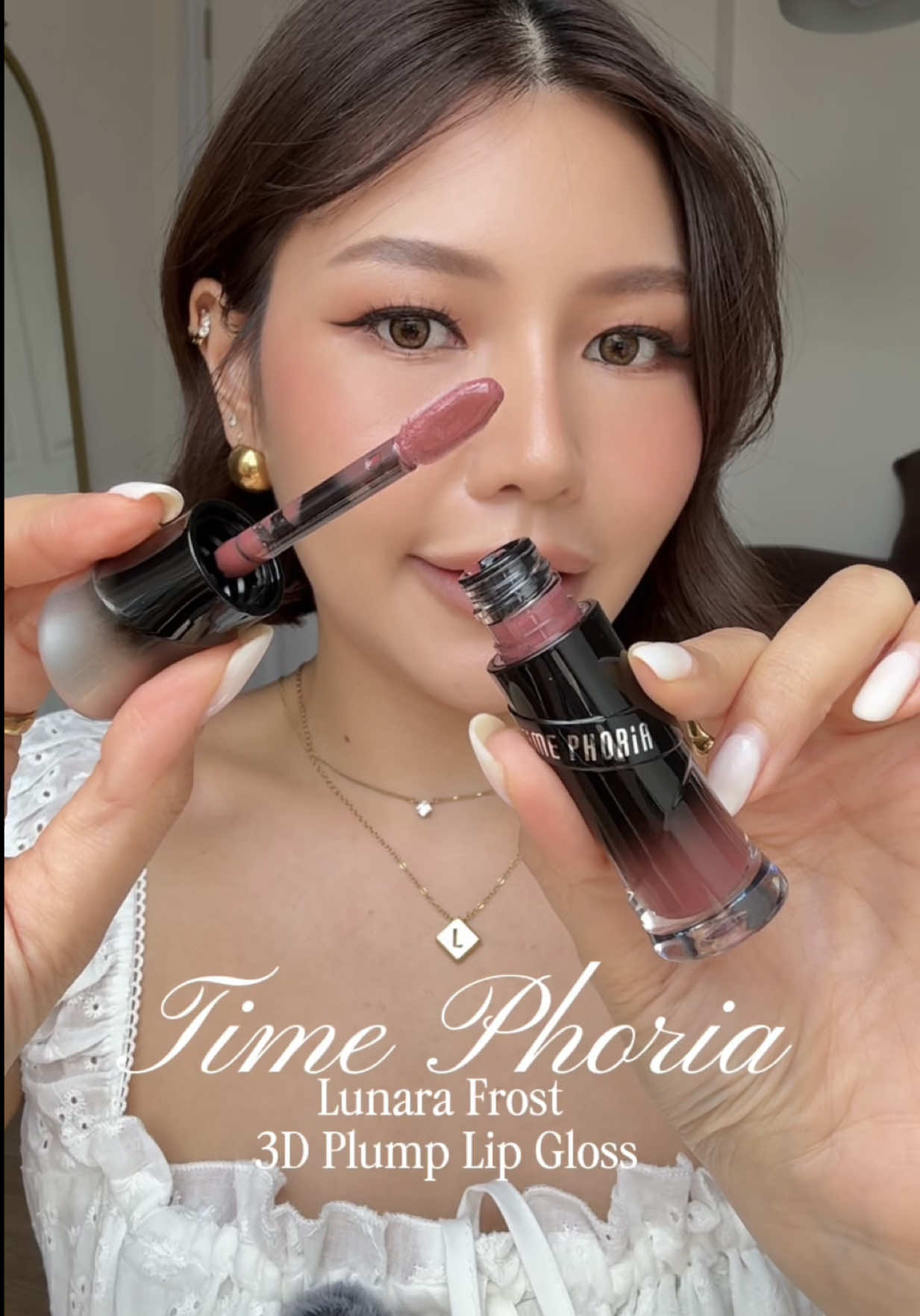 ลิปสติกคนเก๋ @TimePhoria Thailand รุ่นใหม่ Lunara Frost 3D Plump Lip Gloss สีสวยจับใจมากค่ะ งื้อ รอบนี้ชีออกเป็นงานกลอส ฉ่ำๆ และสีสวยมากค่ะพี่ๆ เนื้อดี สีชัด ไม่หนึบปากเลย และกลบสีปากได้ดีเลยค่ะ น้องชอบสี 005 กับ 017 ทิสุด! สวยยยยยยยยย ตะโกนเรียกชื่อมาก 👀🤎💖 #รีวิวบิวตี้ #TikTokBeauty #timephorialipgloss #timephoria #รีวิวลิป  