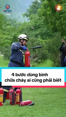 🔥 Đám cháy nhỏ, xử lý ngay tại chỗ! 👉 4 bước dùng bình chữa cháy ai cũng phải biết: 1️⃣ Kéo chốt an toàn 2️⃣ Hướng vòi vào gốc lửa 3️⃣ Bóp cò dứt khoát 4️⃣ Quét ngang khống chế ngọn lửa ⏱ Vài giây bình tĩnh – có thể cứu cả gia đình! #AnToan #KyNangSong #PhongChayChuaChay #Smdedu
