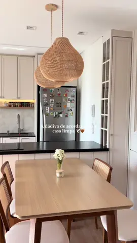 Casa limpa é sinônimo de paz! Nunca irei me arrepender de arrumar na tarde/noite anterior 😂 Mas sempre dá para ter constância e tudo bem, vamos aproveitar quando der 🤎 #mylife #rotinadecasa #arrumecomigo #decoracao 