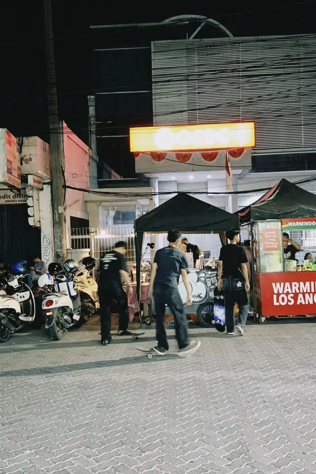 Where the streets become the stage🏄🏽‍♂️ . 📍: Depan Bank OCBC Tuparev