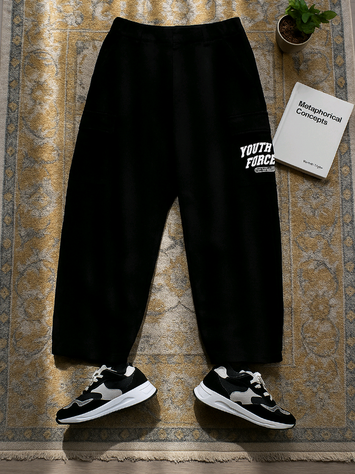 Satu celana, banyak gaya! Celana Cargo Motif Synthesis Expertise bisa dipadukan dengan kaos polos, hoodie, sampai kemeja casual. Kalian lebih suka gaya casual santai atau streetwear edgy? Tulis pilihanmu di kolom komentar! #celanapriamotif #cargopants #ootdcargo #celanapriakekinian #celanacargomurah 