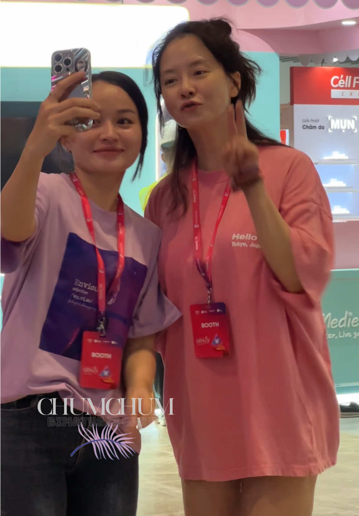 Biểu cảm siêu dễ thương của Song Ji Hyo chụp hình với fans và biểu cảm khi ngùng trước ống kính #ChumChum #beautysummit #beautysummitbychumchum #bimatvbiz #songjihyo 