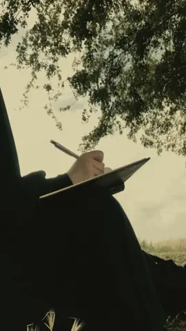 aku mencintaimu dengan tinta yang tak pernah pudar, mengalir dalam irama rindu yang tak berkesudahan. setiap larik menari dibibir malam, menyulam namamu di langit ingatan ada asa yang selalu ku langitkan bersama harsa yang tak pernah padam sungguh kau telah berhasil menempati seluruh ruang hati. hingga tak ku temukan lagi celah untuk yang lain karena hatiku telah kau bawa pergi, bahkan aku tak mampu menemukannya lagi  #selarikkata #goresanpena