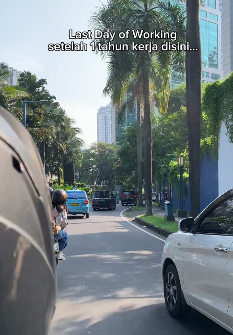 It’s been a rollercoaster, grateful for the lessons, the people and all the coffee runs in between. Here’s to new beginnings and staying in touch guys!💗👋🏻 🚀 #dayinmylife #resign #corporatelife #worklife #lifeatglad2glow 