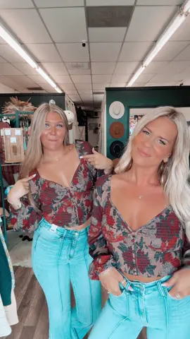 Family fall picture fit? We think yes!! 🤌🏻 #fallfashion #falloutfits #fallootd #fitchecks #westernootd 