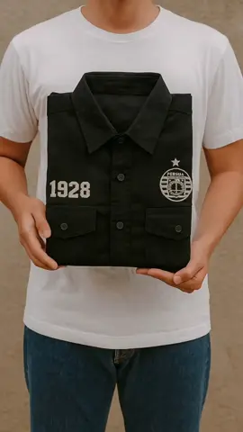 Tunjukkan loyalitas dan gaya kerenmu dengan Kemeja Kerja Workshirt Persija Jakarta! Dibuat dengan bahan berkualitas, nyaman dipakai seharian, dan desain elegan khas Persija dengan logo di dada serta tulisan eksklusif di bagian belakang. Cocok untuk dipakai ke kantor, nongkrong bareng teman, hingga nonton langsung ke stadion mendukung Macan Kemayoran. Tampilan formal tetap kece dengan sentuhan identitas klub kebanggaan Jakarta. ✅ Bahan adem & nyaman ✅ Jahitan rapi & awet ✅ Cocok untuk casual & kerja ✅ Desain eksklusif Persija 🔥  #PersijaJakarta #WorkshirtPersija #KemejaPersija #Jakmania #Persija1928 