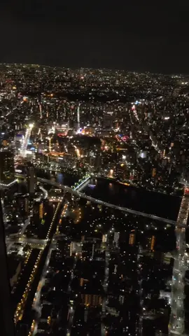 聽說東京晴空塔隱藏著一句浪漫的話：‘無論你在哪裡，只要一抬頭，就能看見我。’ #城市夜景 #日本 #晴空塔