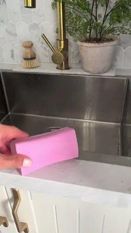 This sponge makes dusting way too easy Just dampen, wipe, rinse, repeat Link in bio for details #dusting #cleaninghack #homehacks #cleanhome #HomeHacksWithCarolina