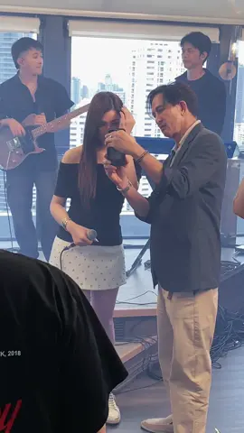 ช่วงซ้อม คุณแม่คอลมาหาให้กำลังใจพี่เซย่าร้องเพลงลูกทุ่งกับพี่ก้านตอง  เบื้องหลังบ้าน การถ่ายรายการARTIST’S WAY ของ SEYA ติดตามทางช่องแดง thongchuaofficial #ArtistIsWay #cover #SeyaThongchua #ก้านตองทุ่งเงิน #Thongchuaofficial