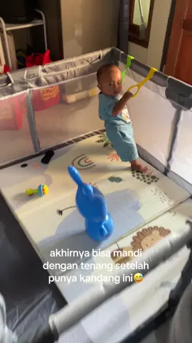 emang bayi 7bulan lagi sibuk-sibuknya, ditinggal bentar udah jalan ke teras makanin sendal😭 #allahummabaarik #bayilucu #7bulan #playpen #playpenforbabies 