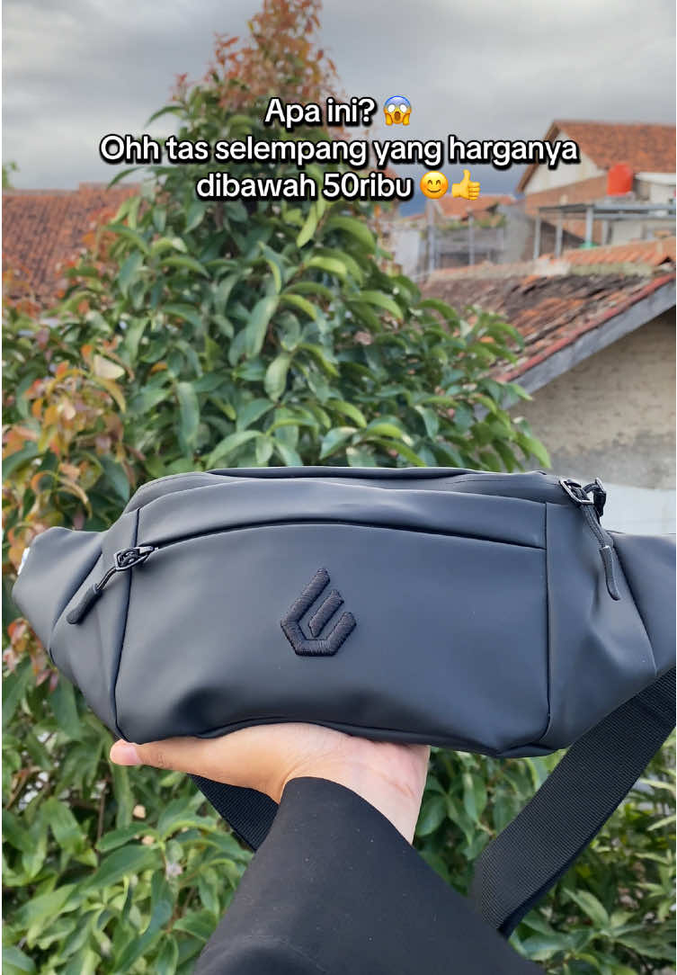 Apa ini?😱 Ohh tas selempang yang harganya dibawah 50ribu 😊👍🏼 #tasselempang #handbag #waterproof #racunbelanja #racuntiktok 