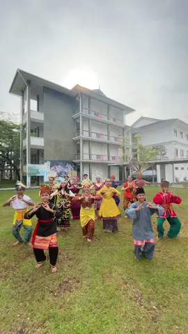 Dalam setiap gerak tari, terpancar cinta pada tanah air. Tarian Malaysia Madani oleh wira dan wirawati kecil sempena Bulan Kemerdekaan! 🇲🇾 Dc: @I am GG ✨ #ssemjdancestar #ssemj #sekolahsenimalaysiajohor #MalaysiaMadani #merdekavibes 
