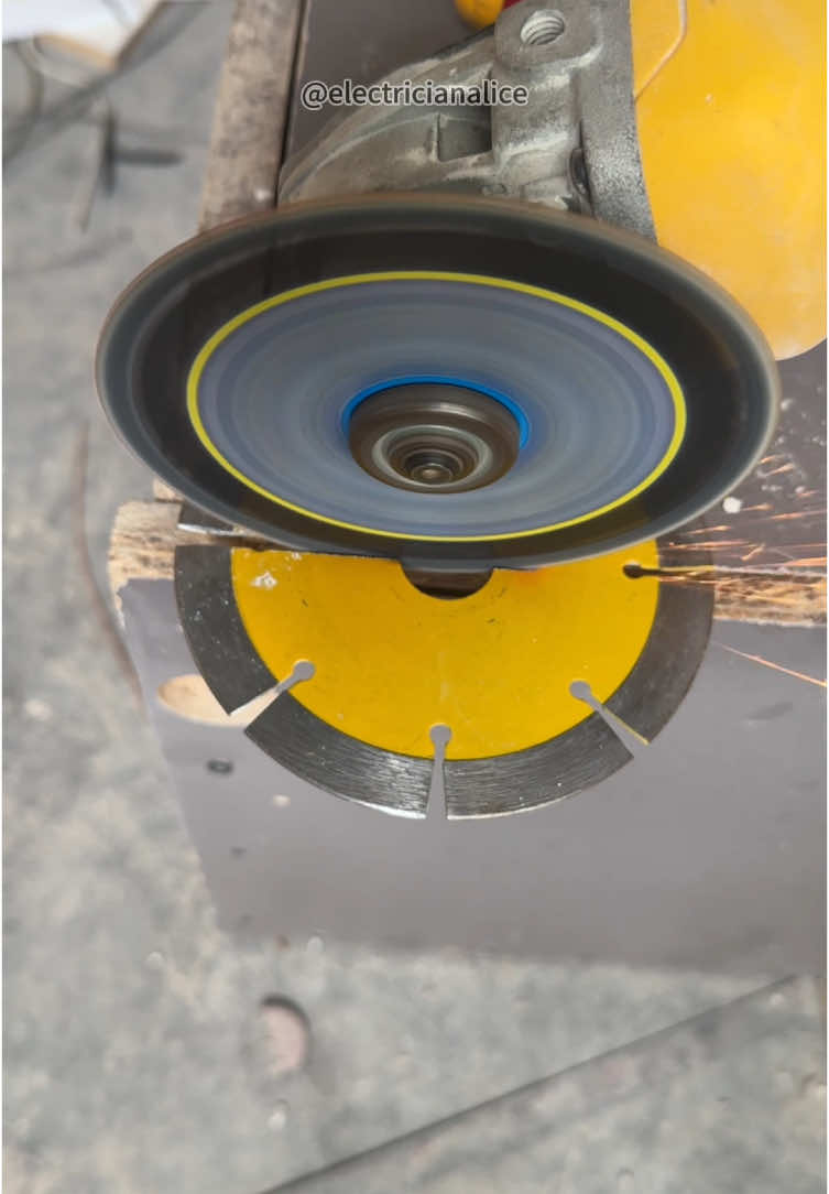 ¡Una hoja de corte para todos los materiales! ¡Imprescindible para el bricolaje! #goodies #cuttingblade #cutting #cuttingtool #DIYtools #hardwaretools #homeessentials #multifunctionsawblade