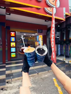 ICE CREAM FLIP TAPI TAK JATUH ??  YAAA , You guys jangan lupakan dapatkan YO-FLIP korang di MOMOYO BATU PAHAT sempena Bulan Kemerdekaan ni tauuu !  Kita datangkan dua flavour yang menarik untuk anda !  YO-FLIP OREO 💯 YO-FILP PEACH 💯 HANYA RM 6.50 SAHAJA !  #fyp #yoflip #MOMOYO #BatuPahat