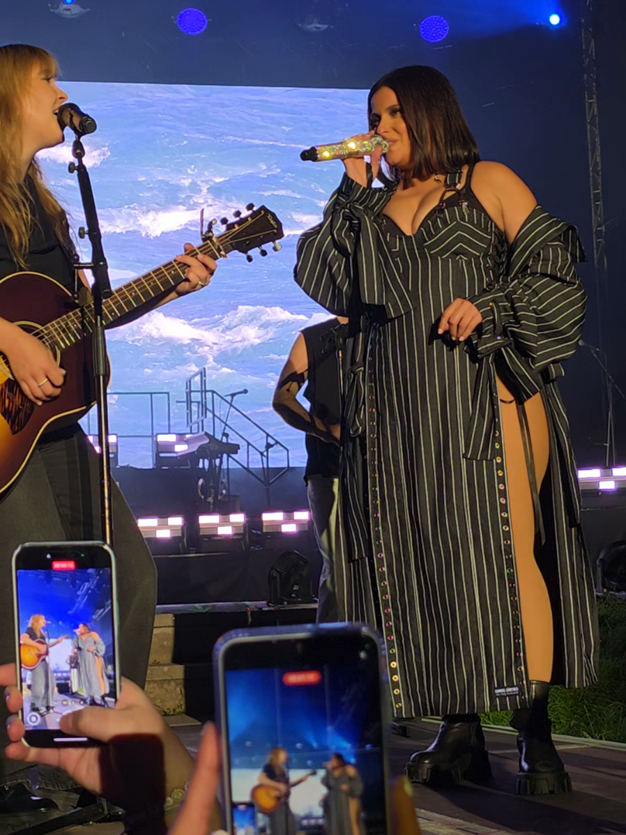 SUMMER TOUR / HAMBOURG 2025 - Nelly Furtado a interprété la chanson Broken Strings le 27 août 2025 à Hambourg 🇩🇪  #nellyfurtado #jamesmorrison #hamburg #brokenstrings 