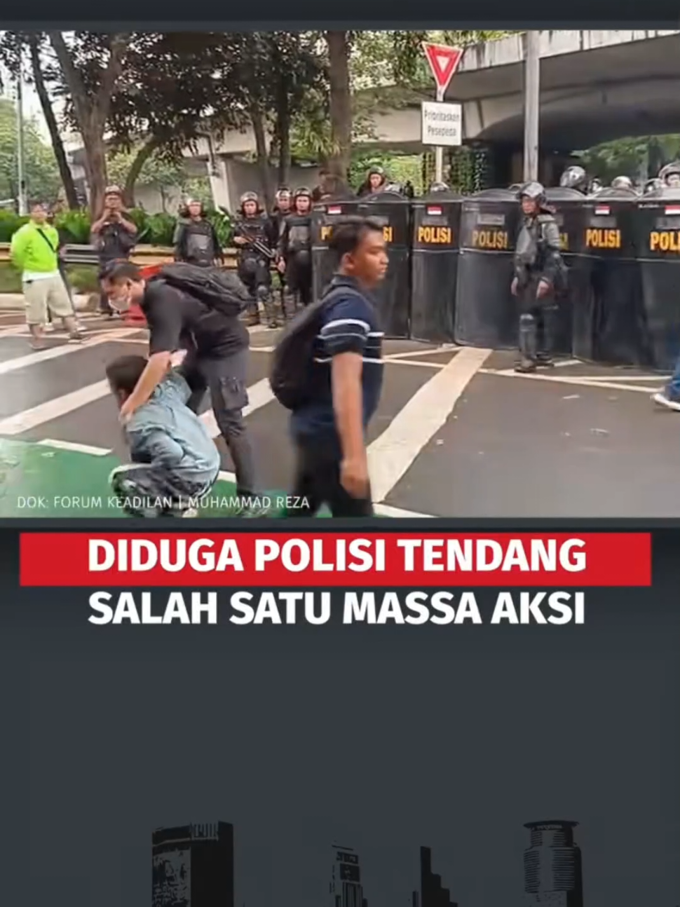 Ketegangan mewarnai aksi demonstrasi di KSI depan Gedung DPR RI, Jakarta, Kamis, 28/8/2025. Di tengah upaya aparat mengamankan sejumlah peserta aksi, muncul dugaan tindakan kekerasan oleh salah satu anggota kepolisian. source forumkeadilan.com
