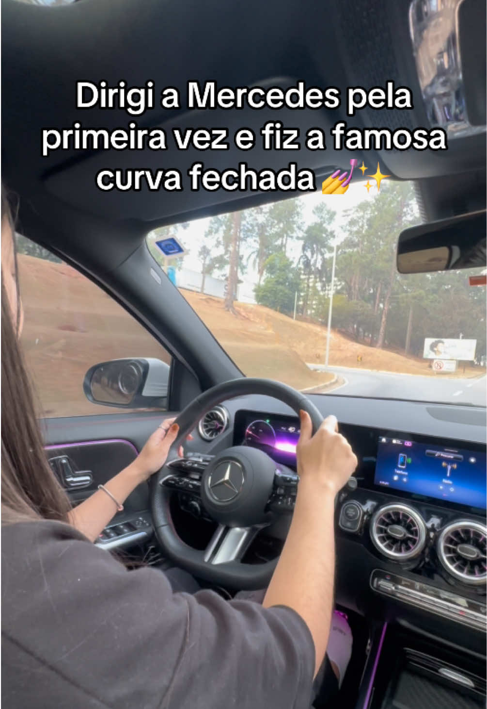 Quando foi que você sentiu aquele frio na barriga pela última vez? Eu fui quando dirigi a nossa Mercedes pela primeira vez e ainda tive que passar por uma das curvas mais fechadas que existem aqui na cidade com ela, detalhe, a primeira vez que eu fiz essa curva com o cruze eu subi na guia e o pneu dele estourou. #dirijasecomigo #recemhabilitada😌♥️ #recemhabilitada #mulhernovolante #dirigirsemmedo 