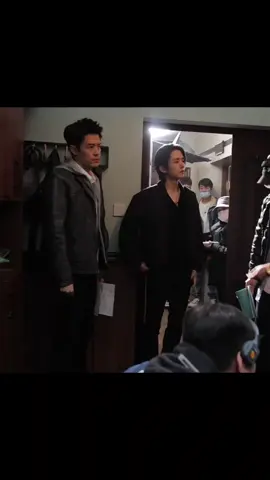 nhìn một hồi thấy nó lạ lạ..trông giống đại ka meow và anh cảnh sát bị dụ khum=) tướng nó hơi hèn hèn á cụ ơi,nhỏ kia bảnh qá=))) #quanguyen#truongtanthanh#photanbac#behindthescene#justiceinthedark 