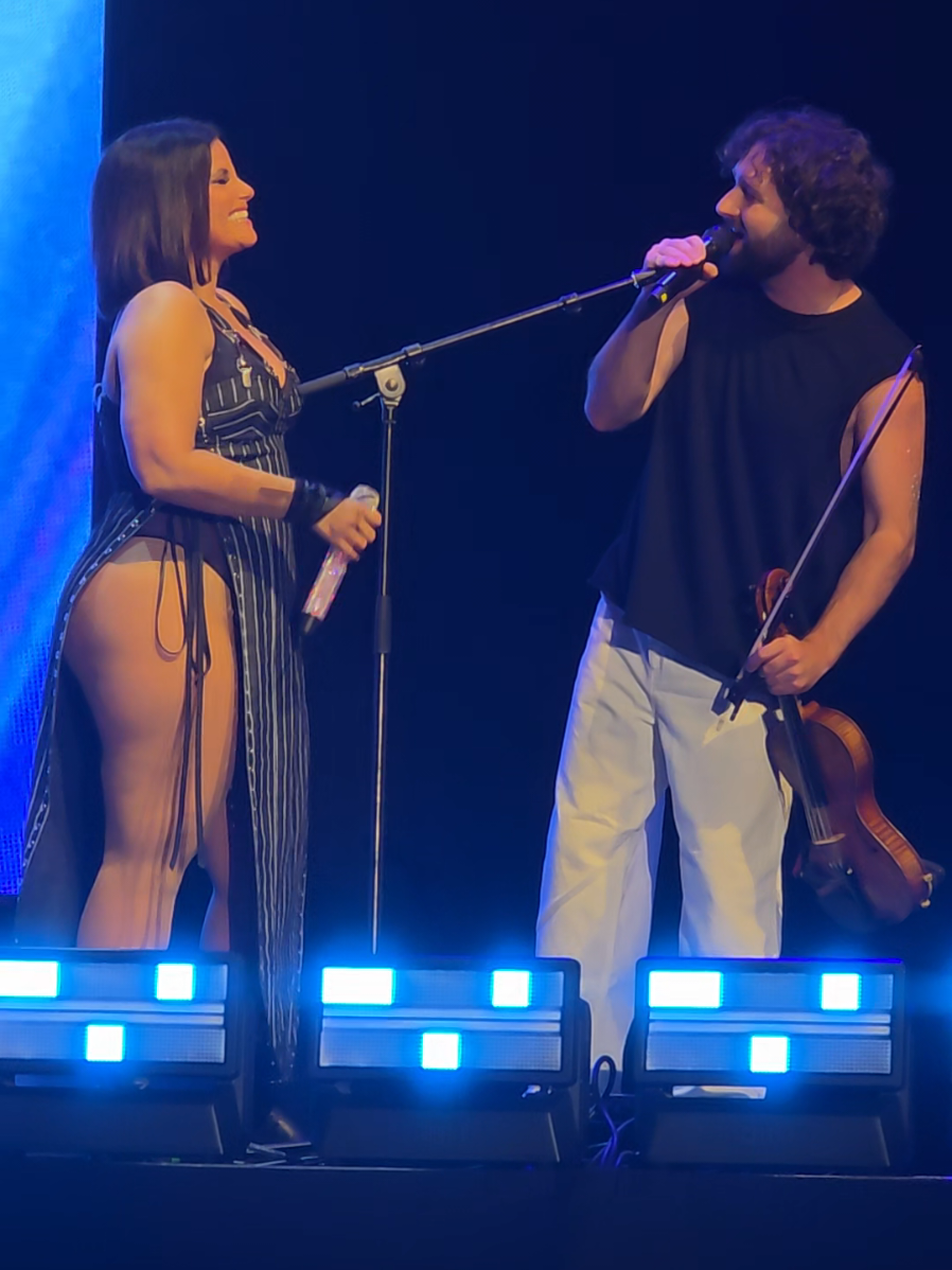 SUMMER TOUR / HAMBOURG 2025 - Nelly Furtado a interprété la chanson Blue (yes, i love you) le 27 août 2025 à Hambourg 🇩🇪 @Nelly Furtado  #yellowstraps  #nellyfurtado #sofianepamart #hamburg #blue 