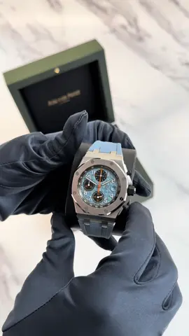 The Audemars Piguet Royal Oak Offshore 26238ST in striking blue is more than just a watch — it’s a statement. With its bold 42mm stainless steel case, signature “Méga Tapisserie” dial, and powerful chronograph design, it brings pure presence to the wrist. A masterpiece from Le Brassus that perfectly balances elegance and strength. What do you think about this stunning piece? 💎 #chrono24 #audemarspiguet #royaloak #offshore #blue #bluedial #watches #watchlove #unboxing