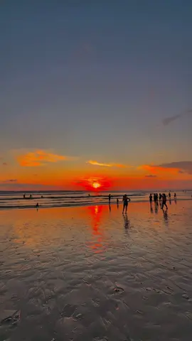 “Gas motor keliling Bali 🚲✨, ngejar sunset yang selalu punya cara bikin hati tenang 🌅. Ada yang juga suka berburu senja sambil motoran? 🌴” #sewamotorbali #rentalmotorbali #spartarentalmotor #balisunset #fypbali 
