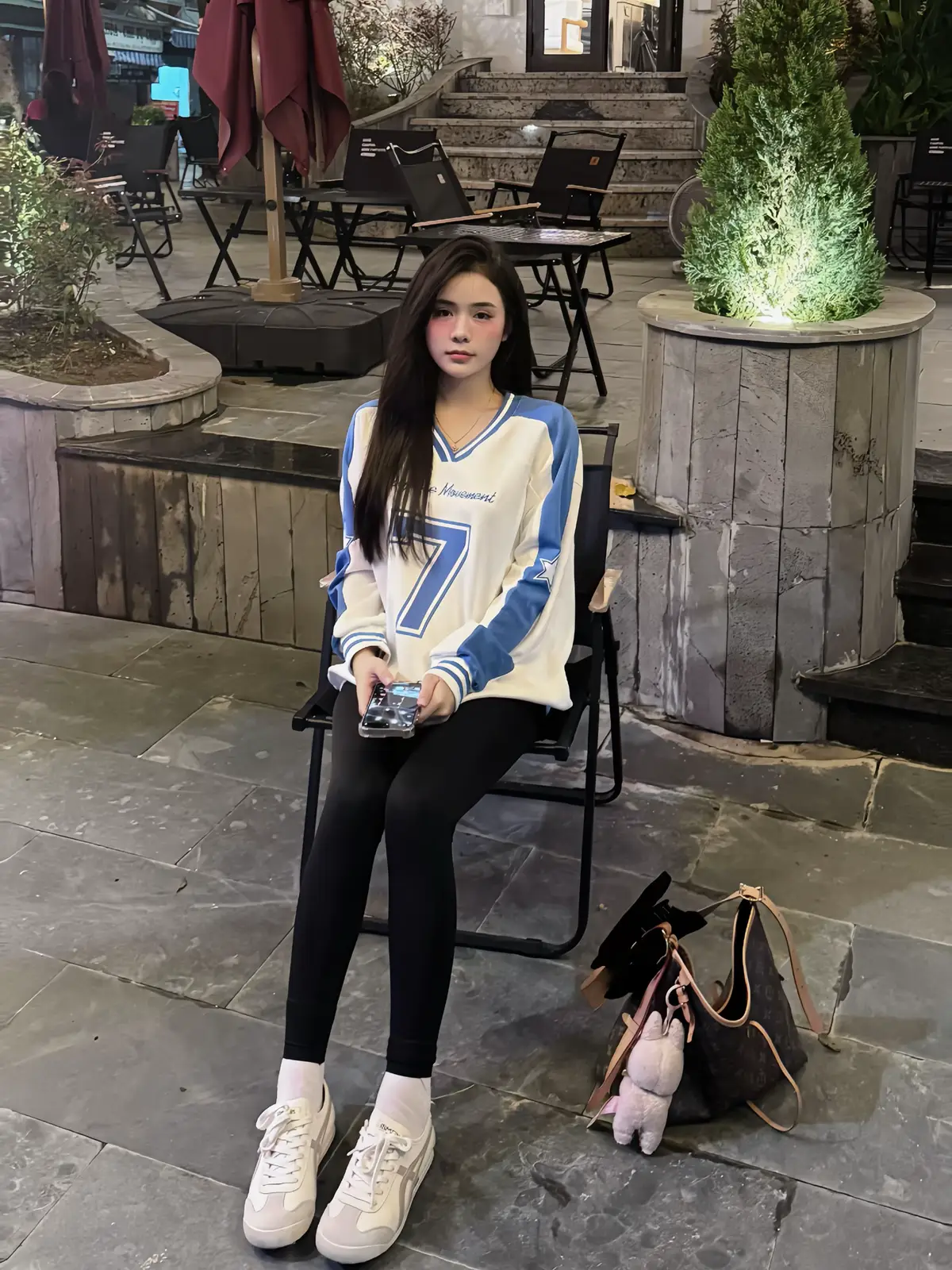 Trước khi là 1 cô gái đa nghi em cũng từng rất tin tưởng 1 ai đó,cũng chưa hề nghĩ xấu về họ và nghĩ rằng họ sẽ làm vậy với mình.Nhưng phụ nữ khi họ bị lừa dối dù chỉ là 1 lần thôi,thì tất cả những lần sau đó họ đều sống trong sự đa nghi,giảm sự tin tưởng với đối phương.Các anh đừng hỏi vì sao người phụ nữ của mình lại thay đổi như vậy…Vì trước kia họ đâu có vậy,chỉ là do cách yêu của anh sai hơn thôi.Muốn họ dịu dàng lại bước đầu tiên phải là do cách yêu của đối phương🤍 #buikhanhngoc07 