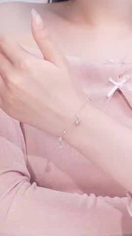 Ai mê đồ minimalist thì chiếc lắc tay LT0106 rubic đính đá này chính là ‘must-have’ ✨ #daychuyenbactlee #lactaybactlee #trangsuc #khuyentaibactlee #tleejewelry 
