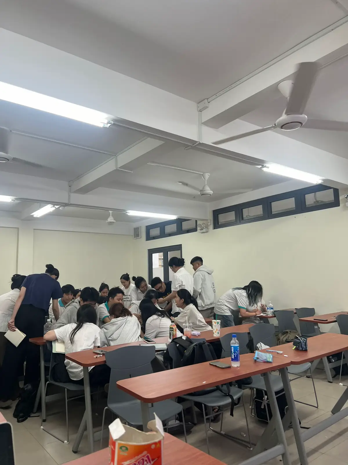 Thích nhìn các bạn sinh viên làm việc nhóm 👍💕 #uth #dailyvlog #englishteacher 