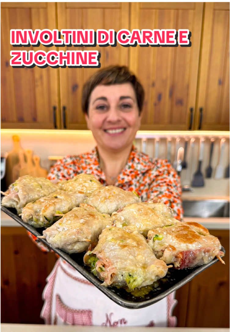 INVOLTINI DI CARNE E ZUCCHINE 🥒 Una variante semplice e sfiziosa, con un ripieno gustosissimo 🧀 INGREDIENTI 8 fettine di arista di maiale 2 zucchine 100g di formaggio spalmabile Formaggio grattugiato 8 fette di speck Farina Olio di oliva Sale 1/2 bicchiere di vino bianco PROCEDIMENTO Iniziamo grattugiando le zucchine e raccogliendole in una ciotola. Aggiungiamo un pizzico di sale, mescoliamo bene e lasciamo riposare per 4-5 minuti: in questo modo rilasceranno la loro acqua di vegetazione. Trascorso il tempo, le strizziamo con cura e le trasferiamo in un’altra ciotola. Saliamo leggermente le fettine di arista su entrambi i lati. Prepariamo tutti gli ingredienti a portata di mano e procediamo con l’assemblaggio degli involtini. Prendiamo una fettina di carne, spalmiamo un velo di formaggio cremoso, aggiungiamo una fetta di speck e un po’ di zucchine grattugiate. Completiamo con del formaggio grattugiato e arrotoliamo la fettina, cercando di stringere bene. Per evitare che il ripieno fuoriesca in cottura, chiudiamo le estremità con due stecchini. Ripetiamo lo stesso procedimento per tutte le fettine. In una padella capiente scaldiamo un filo d’olio. Nel frattempo, infariniamo leggermente gli involtini e li mettiamo direttamente in padella. Facciamoli rosolare bene da entrambi i lati, poi sfumiamo con un po’ di vino bianco e lasciamo evaporare. Copriamo con un coperchio e proseguiamo la cottura per 8-10 minuti. Se il fondo dovesse asciugarsi troppo, possiamo aggiungere un goccio d’acqua. Ed ecco pronti i nostri gustosi involtini di carne e zucchine: serviamoli ben caldi! #involtini #zucchine #carne #ricettafacile #ricettaveloce #arista #fattoincasapervoi #fattoincasadabenedetta #benedettarossi 