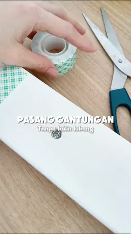 DUHH KESEL LEM GA BISA MEREKAT ERAT, SINI..SINI.. REKOMENDASI BIBI, PILIHAN MAMI 🤩 Double sided tape dari 3M ini loh solusinya, dapat merekat kuat diberbagai bidang; dinding,kaca,kayu,metal, acrylic, dsb. Mempunyai beberapa macam ukuran yah, tinggal disesuaikan dengan kebutuhan Di rumah juga pakai untuk jam dinding,canvas,foto2 kecil, hook. Cus diorder  ya! ORDER DI KERANJANG POJOK KIRI YA #3m #doubletape #racuntiktok #viraltiktok #tiktokvideo 