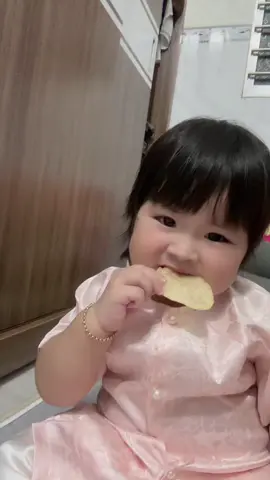 Quá trời bà nhỏ 🥰#babyfunny #fun #cute #embenoichuyen #embedethuong 