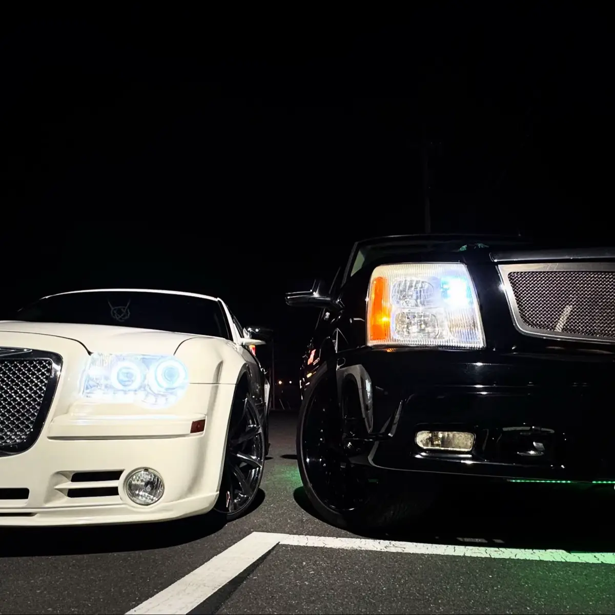 右の写真みたいに撮ろう！ってなって何も見ずに撮ったら逆😮‍💨 車体も黒だし😩 スピナーつけて撮りたかったな〜😔 #cadillac #cadillacescaladeext #escaladeext #chrysler #chrysler300 