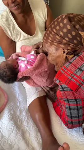 My 101 year old granny meeting my baby for the first time 🥹😍❤️❤️🩷#mfyp #fyp #viraltiktok #viral_video #beauty 