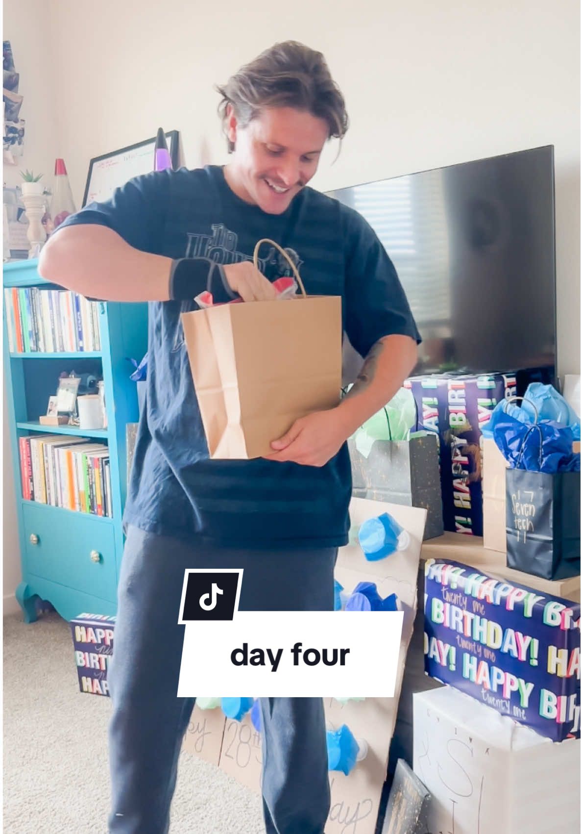 Day 🖐🏼 of the birthday countdown! #birthdaycountdown #tylers28th #adventcalendar #libra 