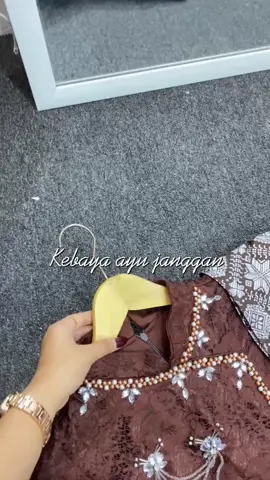Hi pretty! Kenalin rok warna baru,cakuep bgt dipadukan dengan kebaya janggan warna mahogany😍🫶🏼#tunangan #fyp #kondangan #songket #setkebaya #wisuda #roksongketspan #oneset #