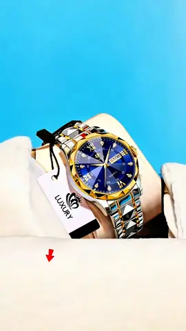 Jam tangan pria JP44 Luxury Edition dengan desain elegan, rantai stainless steel, tahan air, dan fitur kalender. Perpaduan warna emas dan biru yang mewah membuat penampilan semakin berkelas. Hashtag: #JamTanganPria #JamLuxury #JamTanganMewah #JamElegan #JamAntiAir