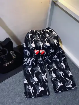 Celana baggy emang gak pernah gagal 🫦 #celanapanjang #celanabaggy #baggypants #fypシ゚viral🖤tiktok #foryoupage 