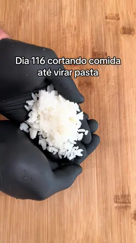 Centésimo décimo sexto dia cortando comida até virar pasta🍚hoje:arroz #asmr #food #FoodTok 
