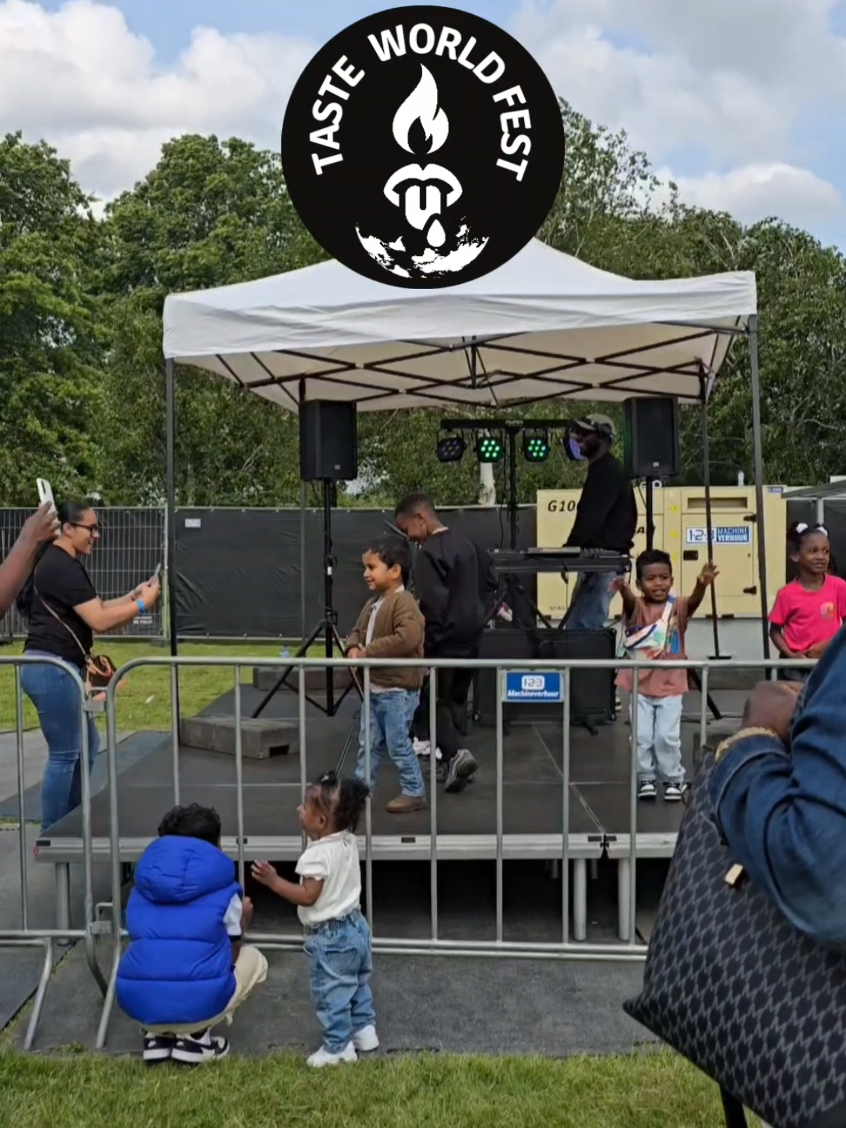 𝗗𝗲 𝘁𝗼𝗲𝗸𝗼𝗺𝘀𝘁 𝗱𝗮𝗻𝘀𝘁 𝗺𝗲𝗲! 🥳 Bij 𝗧𝗮𝘀𝘁𝗲 𝗪𝗼𝗿𝗹𝗱 𝗙𝗲𝘀𝘁 draait het niet alleen om eten en muziek, maar ook om de vibes. En dat zie je wanneer de kids de dansvloer overnemen en iedereen ze staat aan te moedigen! 🔥 Dit is precies de energie die we dit jaar weer willen voelen: samen feesten, samen supporten en genieten van 𝗮𝗹𝗹𝗲 𝗴𝗲𝗻𝗲𝗿𝗮𝘁𝗶𝗲𝘀 🫶 📅 6 & 7 September 2025 📍 Prinsenpark, Rotterdam 👧🧒 Kinderen t/m 11 jaar gratis toegang 🚉 Kom met het OV, want parkeerplekken rond Prinsenpark zijn zeer beperkt! 🎟️ Haal je tickets nu via de link in bio en kom de vibes beleven bij Taste World Fest! 🎧 @Seffsolar  #TasteWorldFest #RotterdamFestivals #FamilyVibes #KidsDance #FestivalEnergy