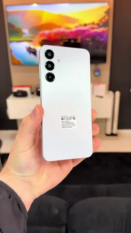 Samsung galaxy a16 🚀 Samsung Galaxy A16 (4G) – Ficha Técnica 	•	Lançamento: Anunciado em outubro de 2024, lançado em outubro/novembro    	•	Dimensões / Peso: 164,4 × 77,9 × 7,9 mm; peso de aprox. 200 g    	•	Tela: Super AMOLED de 6,7″, resolução de 1080 × 2340 (FHD+), 90 Hz     	•	Processador (SoC): MediaTek Helio G99 (6 nm), CPU octa-core com dois núcleos Cortex-A76 (2,2 GHz) + seis núcleos Cortex-A55 (2,0 GHz); GPU Mali-G57 MC2     	•	Memória / Armazenamento: 4 GB de RAM; 128 GB (expansível via microSD)     	•	Câmeras: 	•	Traseira tripla: 50 MP (wide), 5 MP (ultrawide), 2 MP (macro) 	•	Frontal: 13 MP     	•	Bateria: 5.000 mAh com carregamento rápido de 25 W     	•	Conectividade: Wi-Fi 5 (802.11 a/b/g/n/ac), Bluetooth 5.3, NFC, USB-C 2.0, Dual SIM      	•	Outros: Android 14 com One UI 6.1 (atualizável para Android 15 com One UI 7.0); 6 anos de atualizações de sistema e segurança; IP54 (resistente a respingos e poeira); corpo em plástico, tela de vidro      ⸻ Samsung Galaxy A16 5G – Ficha Técnica 	•	Lançamento: Anunciado em outubro de 2024 e lançado entre outubro e março de 2025, dependendo da região    	•	Dimensões / Peso: 164,4 × 77,9 × 7,9 mm; aprox. 200 g   	•	Tela: Super AMOLED de 6,7″, 1080 × 2340 (FHD+), 90 Hz, ~800 nits de brilho      	•	Processador (SoC): Exynos 1330 (5 nm) ou MediaTek Dimensity 6300 (6 nm), conforme a região; CPU octa-core (2× Cortex-A78/A76 2,4 GHz + 6× Cortex-A55 2,0 GHz)      	•	Memória / Armazenamento: 4 GB, 6 GB ou 8 GB de RAM; 128 GB ou 256 GB de armazenamento, expansível via microSD      	•	Câmeras: 	•	Traseira tripla: 50 MP (wide), 5 MP (ultrawide), 2 MP (macro) 	•	Frontal: 13 MP    	•	Bateria: 5.000 mAh com carregamento rápido de 25 W     	•	Conectividade: 5G, Wi-Fi 5, Bluetooth 5.3, NFC, USB-C 2.0, Dual SIM     	•	Outros: Android 14 com One UI 6.1 (atualizável para Android 15 com One UI 7.0); 6² anos de atualizações de sistema + segurança; IP54; design fino (7,9 mm)     #samsung #a16 #galaxy 