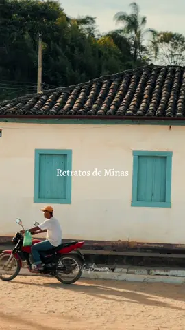 Casinhas e casarões pelo interior de Minas, uma volta ao passado e uma nostalgia para quem já viveu em lugares assim ✨🔺❤️  MINAS são muitas…  Quem mais gosta de admirar lugares assim?   #minasgerais #uai #visiteminasgerais 