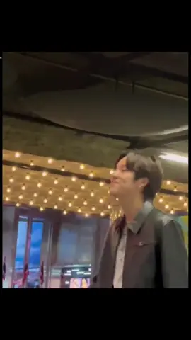 kt staff k nanon : biarkan fanz berteriak apapun yg ingin mereka katakan jd fanz berkata : meow rek 🐱🐱🐱🐱🐱 mungkin krn staff yg nyuruh jd dia k paksa gitu d teriaki meow rek🐱😁😁😁 lucu sih menurut q n d akhir dia kasih love😘 k fanzx  ky kepaksa juga gitu saking bnykx minta love😁😁😁 syg bnyk untuk s Mbulx paw2❤️💚🐱😵‍💫 #ohmnanon  #fyppppppppppppppppppppppp  #nanon_korapat 