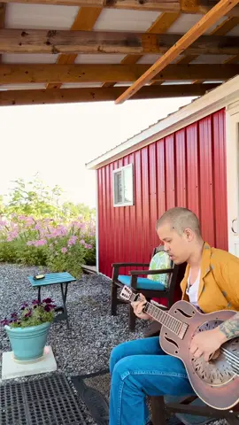 Young mind old soul, honey that’s my motto #folkmusic #fingerstyle 