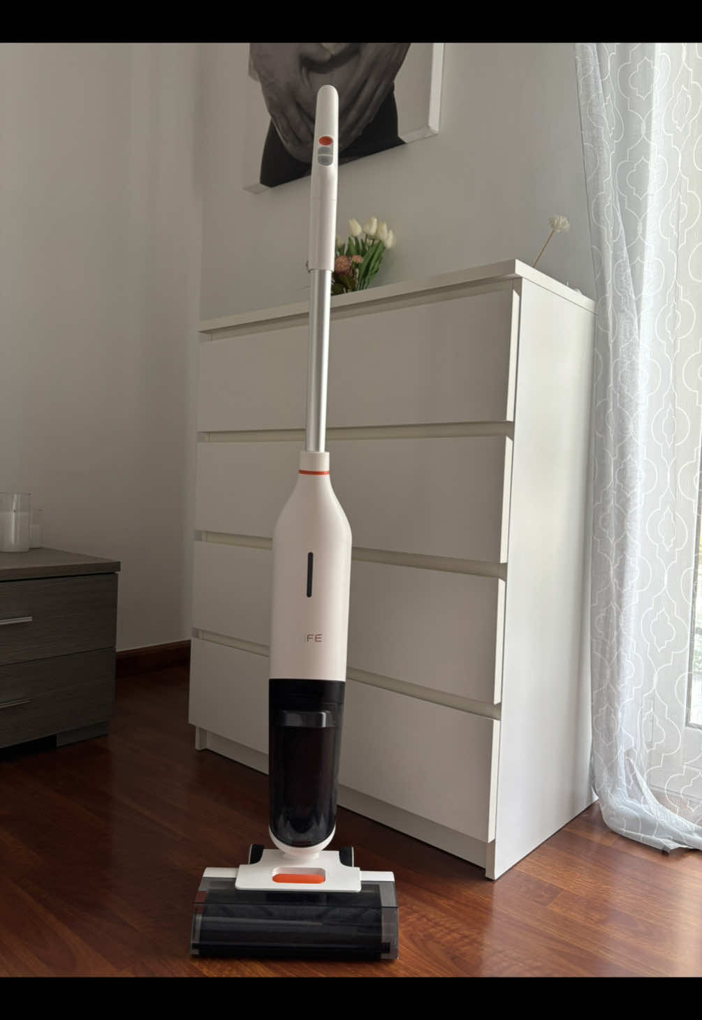✨ ILIFE W90: la mia nuova arma segreta per pavimenti sempre splendenti! 🧹✨ Da quando ho scoperto l’iLife W90, la pulizia di casa è diventata una passeggiata! Questo incredibile 3-in-1 cordless 🚀 aspira, lava e pulisce nello stesso momento: pulito e risplendente in un solo gesto! Cosa adoro di più: • Doppio serbatoio intelligente da 700 ml per acqua pulita e 500 ml per acqua sporca: mai più mescolare il pulito con il sudicio!  • Pulizia self-cleaning con un solo tocco: via peli e residui dal rullo in meno di 1 minuto, senza sporcarmi le mani!  • Prompt vocali e luminosi in tempo reale: mi avvisa batteria, acqua, manutenzione… facilissimo da usare, davvero “smart”!  • Autonomia top e silenziosa: 30 min di pulizia potente, fino a 200 m²—e solo 72 dB, ideale anche con animali o bambini in giro.  • Leggero & maneggevole grazie al design ergonomico e all’impugnatura comoda: pulire sotto i mobili non è mai stato così semplice.  • Perfetto per ogni superficie: parquet, piastrelle, laminato, marmo, vinile… insomma, un alleato per ogni stanza.  In pratica ho detto addio a secchi, stracci e fatica! Un solo apparecchio che fa il tiramisù dei pavimenti—aspira, lava e asciuga come per magia. Quando vuoi una casa che brilla senza stress… tua è la scelta perfetta! @ILIFE  #iLifeW90 #PuliziaSmart #CordlessLife #VitaFacile #HomeHacks   