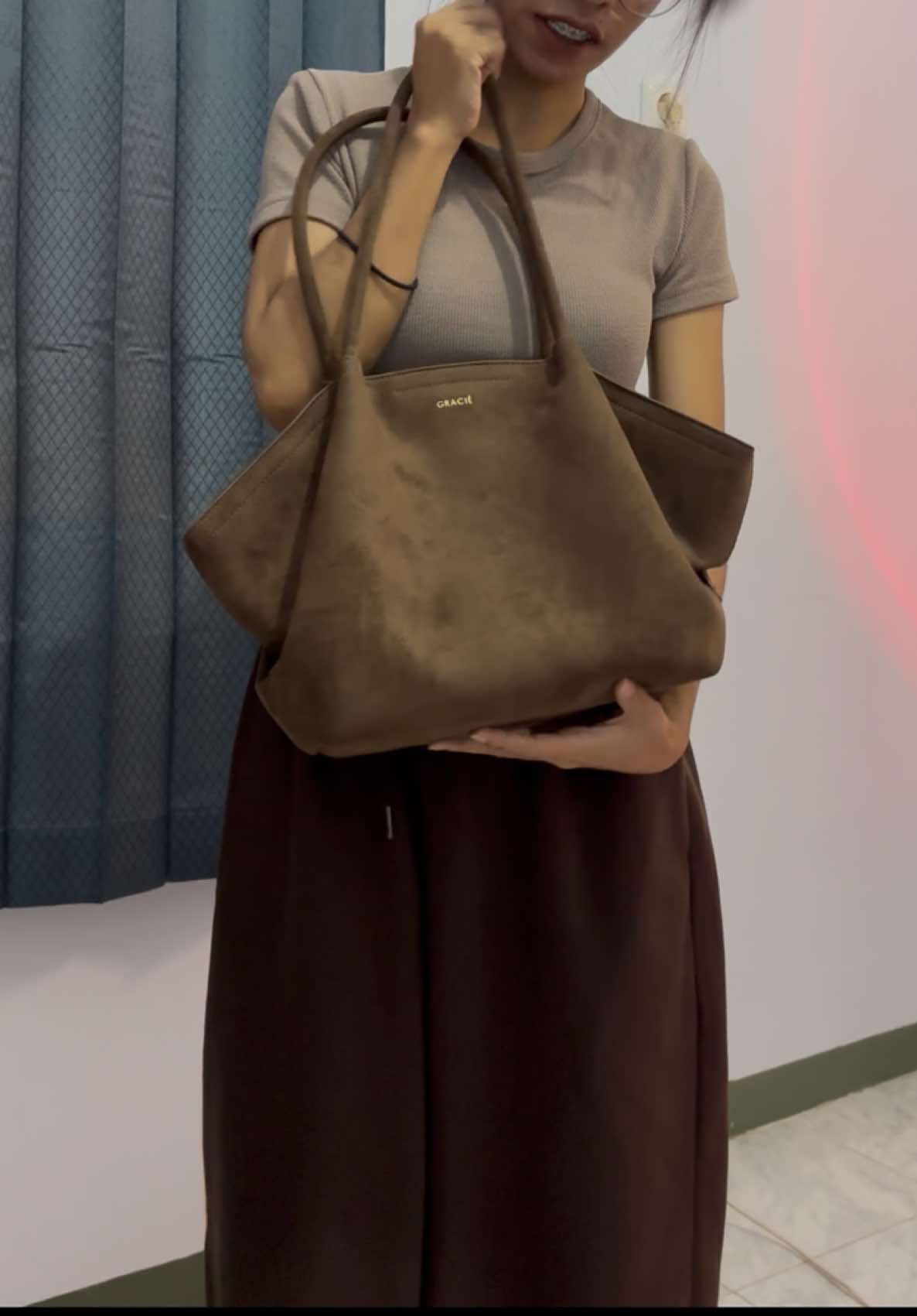Cakepppp pooollll😭😍 GRACIE - Noire Suede Bag / Shoulder Bag / Handbag / Casual Bag Wanita.  #OOTD #bagcasual #ootdskenastyle #handbag #shoulderbagwanitakekinian #noiresuedebag 
