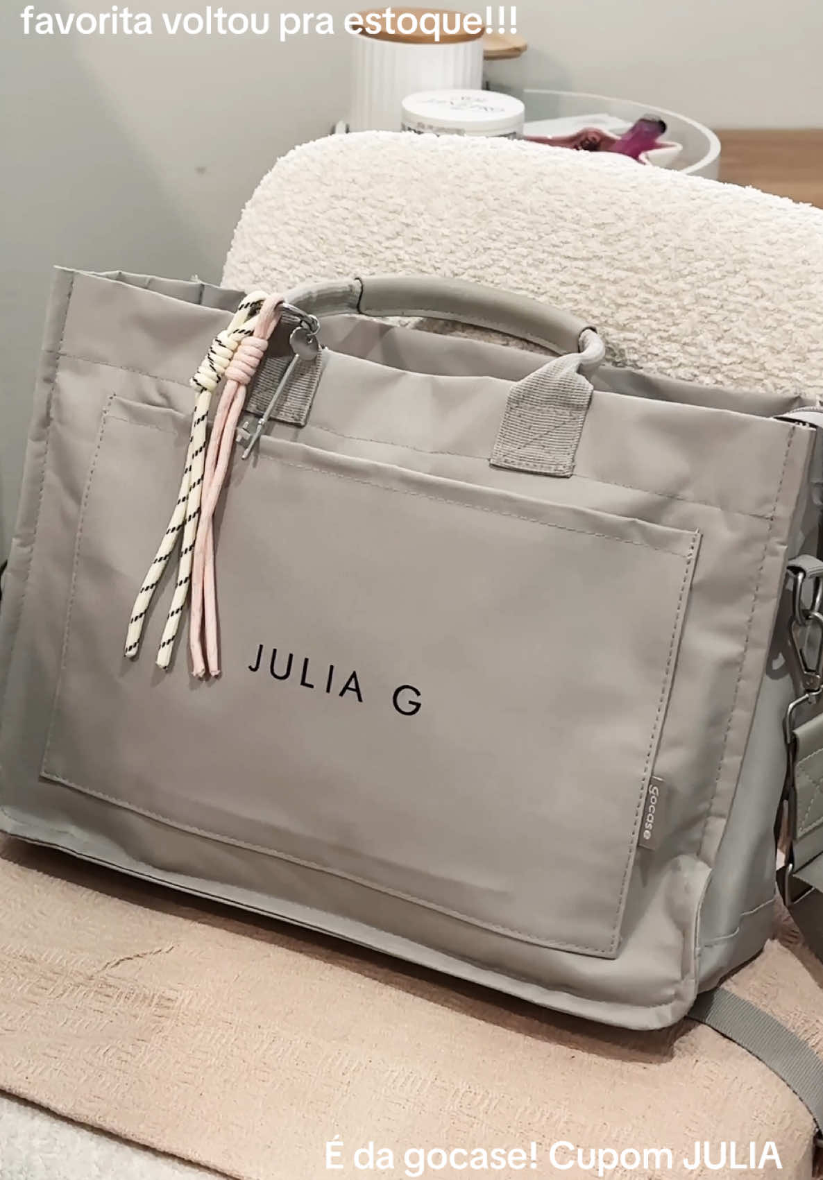 O site está na minha bio, amigas! Cupom JULIA  #bolsa #bolsadiaadia #tote #bolsatote #bolsagocase #daily #girl #whatsinmybag #bag #girly 