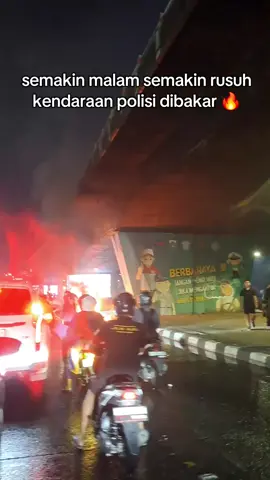 semakin malam semakin memanas kendaraan polisi di bakar  #gedungdpr #buruhpabrik #demoburuh2025 #demoburuh2025 #demoburuh28agustus2025 