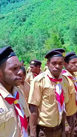 ✨🇮🇩 Semangat anak-anak Papua begitu terpancar jelas dalam setiap langkah mereka ketika mengikuti kegiatan Pramuka. Dengan penuh senyum dan antusias, mereka memperlihatkan bahwa Pramuka bukan hanya sekadar kegiatan baris-berbaris atau keterampilan lapangan, melainkan wadah pembentukan karakter, kedisiplinan, dan cinta tanah air ❤️. Anak-anak Papua menunjukkan kebanggaan mereka saat mengenakan seragam Pramuka lengkap, melangkah dengan percaya diri, serta meneriakkan yel-yel penuh semangat 🔥. Hal ini membuktikan bahwa generasi muda Papua memiliki potensi besar untuk menjadi penerus bangsa yang tangguh, mandiri, dan berkarakter kuat. Melalui kegiatan Pramuka, mereka belajar nilai persaudaraan, gotong royong, dan rasa tanggung jawab 🙌. Pemerintah hadir memberikan dukungan penuh agar anak-anak Papua terus mendapatkan ruang untuk berkembang, tidak hanya dalam hal pendidikan formal, tetapi juga dalam kegiatan nonformal yang menanamkan nilai kebangsaan dan semangat Pancasila 🌟. Pramuka di tanah Papua menjadi bukti nyata bahwa pembangunan sumber daya manusia terus berjalan selaras dengan semangat Indonesia Emas 2045 🌍. Anak-anak Papua bukan hanya bagian dari masa depan bangsa, melainkan juga kebanggaan hari ini. Dengan semangat mereka yang menyala-nyala, diharapkan Papua akan terus melahirkan generasi unggul yang siap berkontribusi bagi kemajuan Indonesia tercinta 🇮🇩✨. #PapuaIndonesia #TongBaronda #PramukaPapua #GenerasiEmas #CintaTanahAir