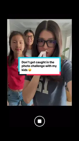 This is not an easy challenge @izzie 😝 Milly joined us randomly 🐶😂 Who did better? #MomsofTikTok #lifewithkids #challenges #family #fun 