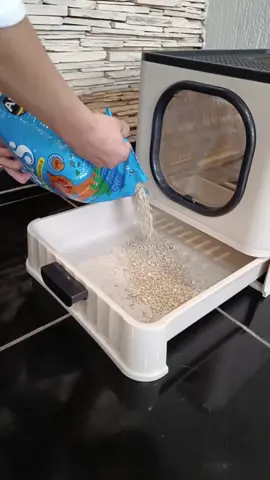 Sanitário para Gatos SandBox Premium Jelplast – 50x38x38,5cm O SandBox Premium é o novo sanitário fechado da Jelplast, pensado para garantir higiene, conforto e praticidade para os gatos e seus tutores. Com entrada frontal e saída superior, o produto possui uma grelha higiênica que remove o excesso de areia das patinhas do gato ao sair. Bandeja estilo gaveta para troca rápida da areia Fácil de montar e higienizar Plástico super resistente com acabamento moderno Ideal para gatos de todos os tamanhos Cores disponíveis: Bege, Black, Branco e Cinza Medidas: Comprimento: 50 cm Largura: 38 cm Altura: 38,5 cm Seu gatinho vai amar esse novo sanitário moderno, prático e estiloso. Compre agora com a qualidade Jelplast! #jelplast #123wepet #pet #gatos #gateiros 